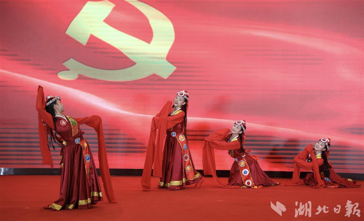 智慧问答网-停车场场内设施被撞后车主逃跑,报警该打110还是122??解疑答惑,助你轻松解决问题
